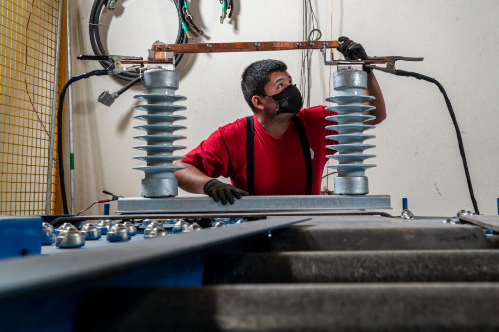 Operador de Producción revisando una cuchilla desconectadora.