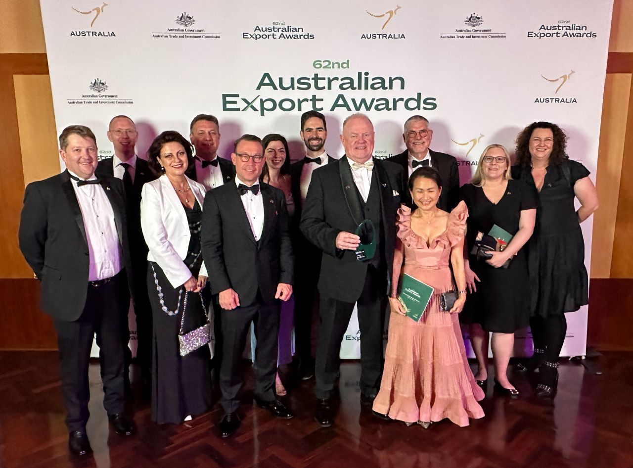 Personal de NOJA Power con el reconocimiento.